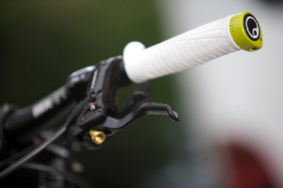 Bílý enduro švihák Niner