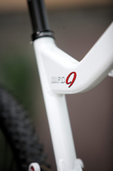 Bílý enduro švihák Niner