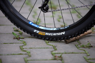 Bílý enduro švihák Niner