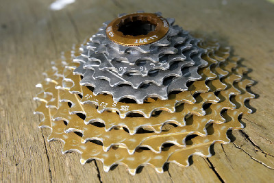 Shimano & KCNC pod drobnohledem