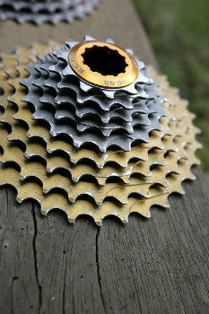 Shimano & KCNC pod drobnohledem