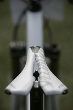 nebezpečně vypadající šroubek...