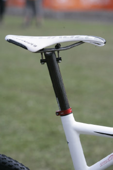 sedlovka AX Lightness, pánské sedlo a objímka se jménem