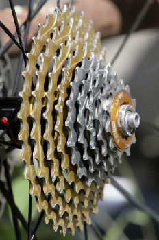 Shimano & KCNC pod drobnohledem