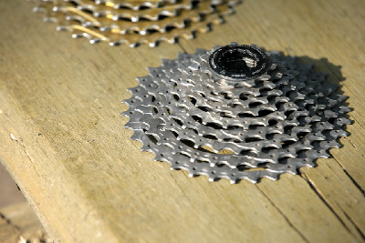 Shimano & KCNC pod drobnohledem