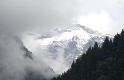 Občas se mezi mraky objevily i zasněžené hory