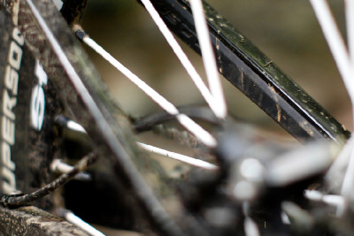 pogumovaná zadní stavba