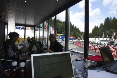 V sobotu se občas objevilo za okny tiskového střediska i slunce