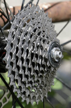 Shimano & KCNC pod drobnohledem