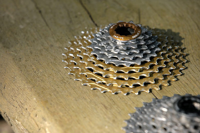 Shimano & KCNC pod drobnohledem