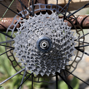 Shimano & KCNC pod drobnohledem