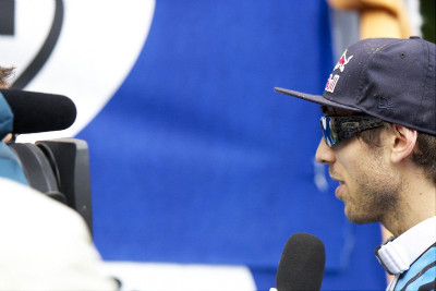 Gee Atherton dává rozhovor do TV