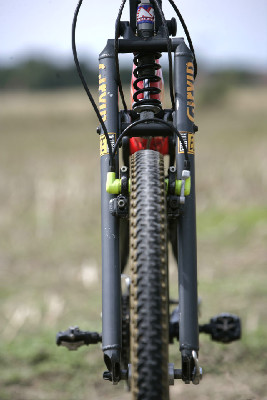 První "klejní" celopéro 1997