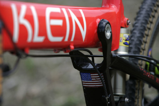 První "klejní" celopéro 1997