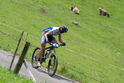 Jiří Hudeček (Speed8) kontroluje místní dobytek