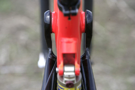 První "klejní" celopéro 1997