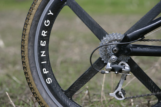 První "klejní" celopéro 1997