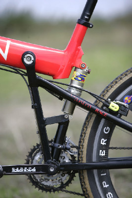 První "klejní" celopéro 1997