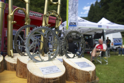 Originální ceny, v pozadí Monsigneur Bartoníček, dovozce iXS do ČR