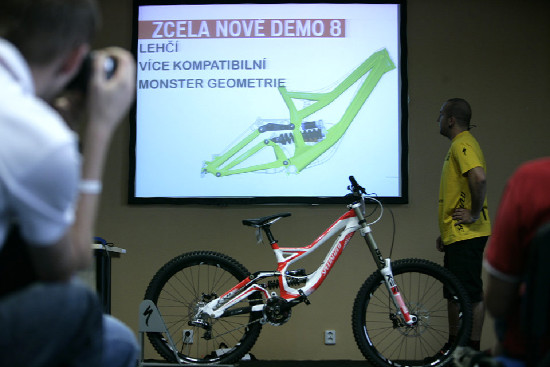 FR a DH novinky Specialized 2011