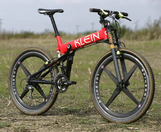 První "klejní" celopéro 1997