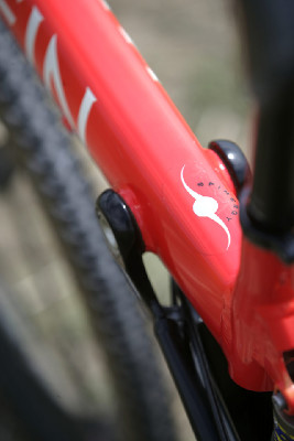 První "klejní" celopéro 1997