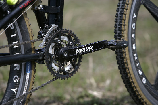 První "klejní" celopéro 1997