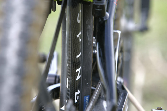 První "klejní" celopéro 1997