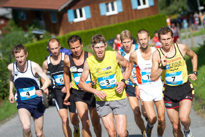 vedoucí skupina běžců s českým zastoupením (č. 4,5,6)