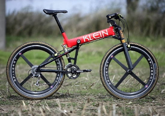 První "klejní" celopéro 1997