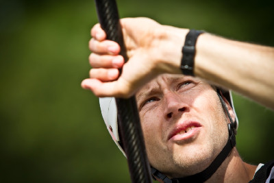 kajakář Tomáš Slovák vyhlíží paraglidistu Jana Škrabálka