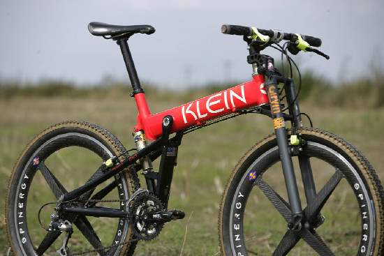 První "klejní" celopéro 1997