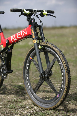 První "klejní" celopéro 1997