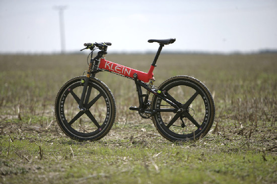 První "klejní" celopéro 1997