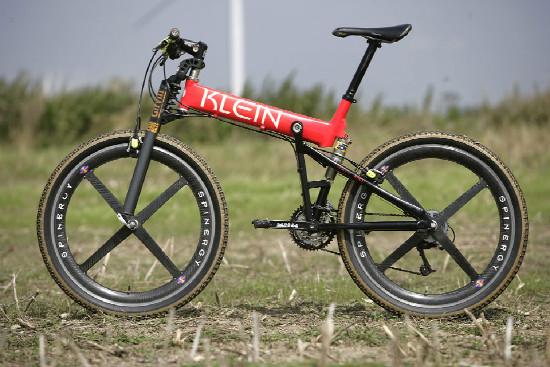 První "klejní" celopéro 1997