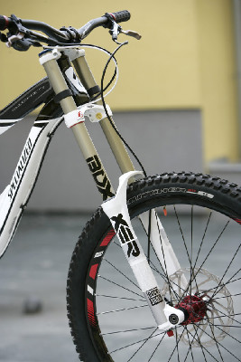 FR a DH novinky Specialized 2011