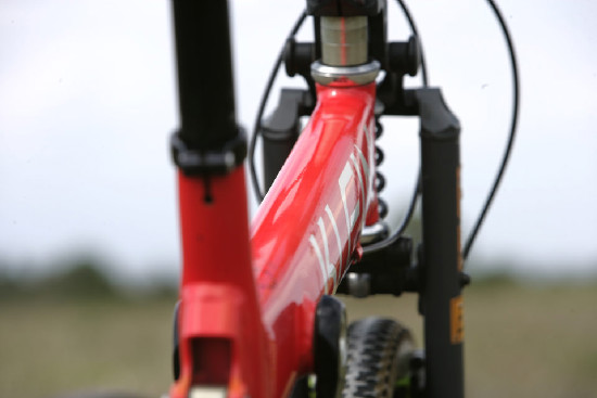 První "klejní" celopéro 1997