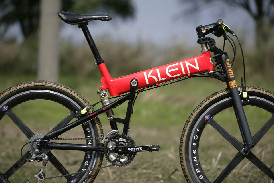 První "klejní" celopéro 1997