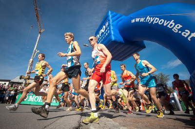 Závod odstartovali běžci v městečku Egg