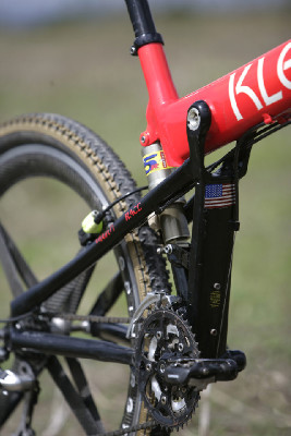 První "klejní" celopéro 1997