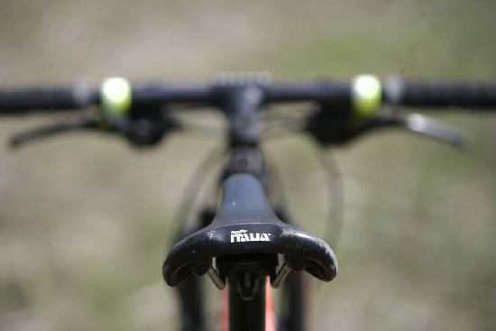 První "klejní" celopéro 1997