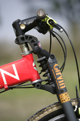 První "klejní" celopéro 1997