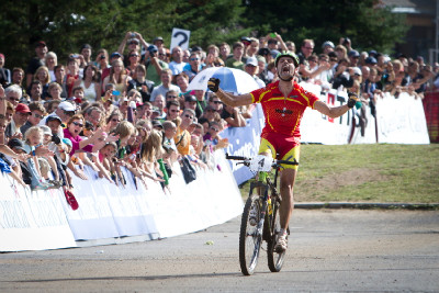 José Antonio Hermida vítězí