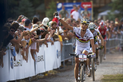 Nino Schurter se raduje z celkového vítězství