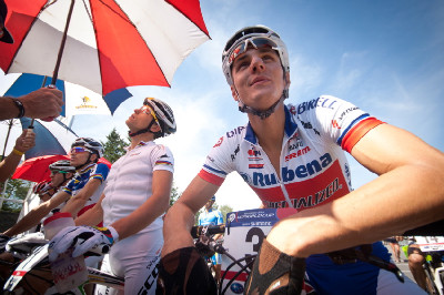 Usměvavý Jarda Kulhavý na startu vedle nervózního Schurtera a Absalona