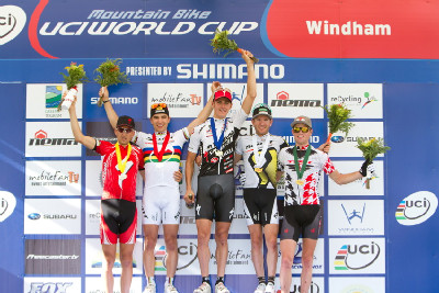 Jaroslav Kulhavý obklopen Švýcary