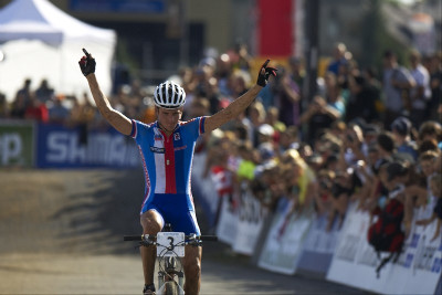  - Jaroslav Kulhavý a jeho "radost" v cíli :-)