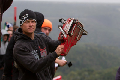 kanadský fanoušek s nastartovanou motorovou pilou! Neuvěřitelný zvuk při DH!