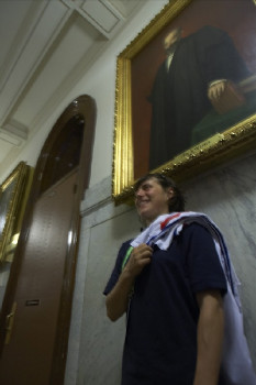 Emmeline Raggot v útrobách parlamentu