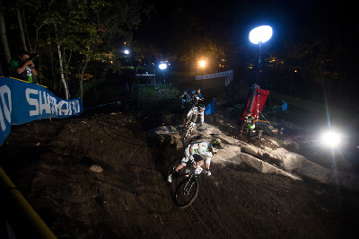 finálové černé divadlo 